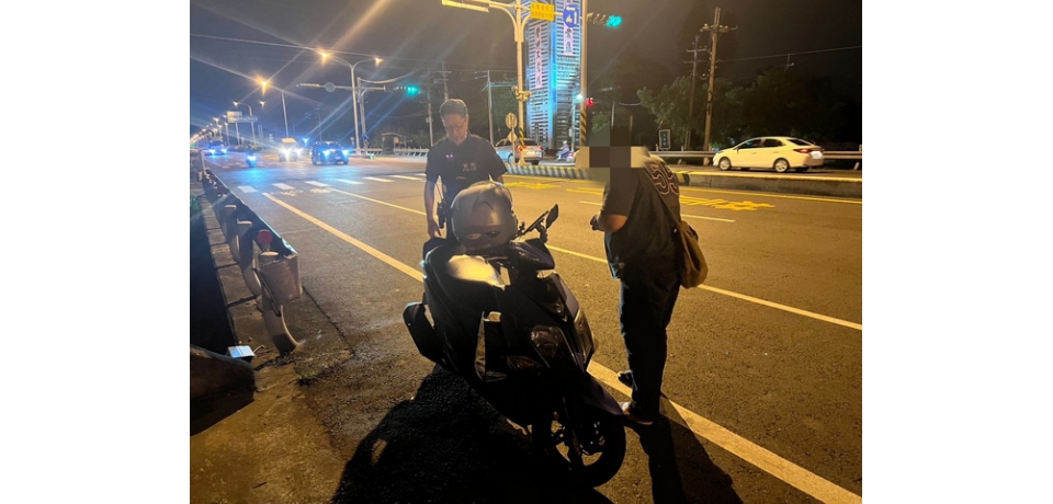 機車油箱見底突拋錨   雲林縣新光暖警伸援手(圖)