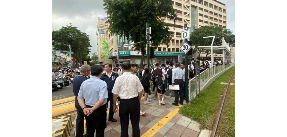 開學首日捷運局吳嘉昌局長率高捷團隊共同關心輕軌沿線學生放學疏運情況(圖)