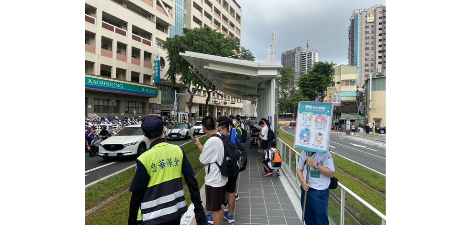 高雄輕軌鄰近學校8站　半年內運量大增35％ 透過輕軌加班車與168號轉乘接駁公車優化 提高上下學疏運成效(圖)