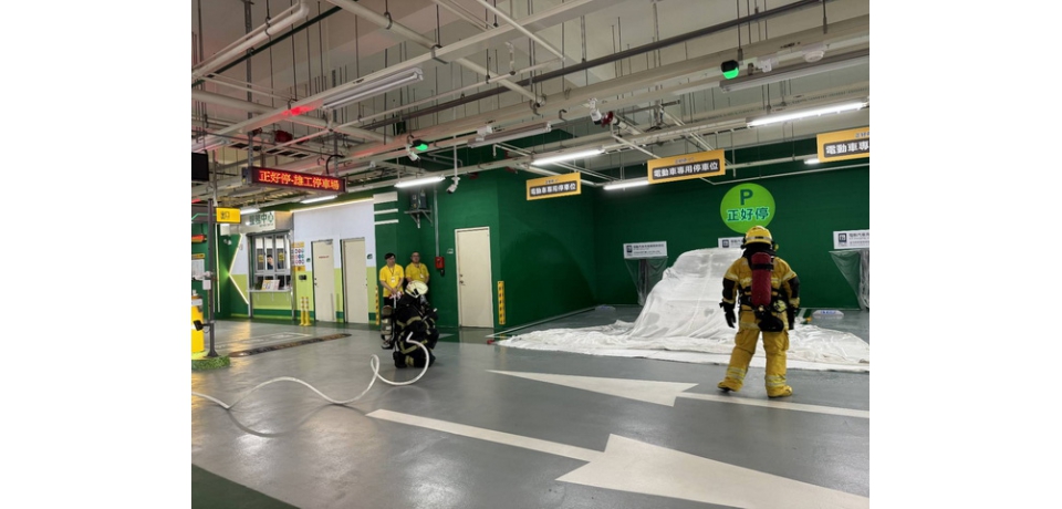 交通局實施電動車起火消防安全演練. 防範電動車火警 構建立體停車場充電格位消防防護網(圖)