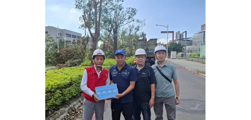 高市府團隊通力合作 迅速完成山陀兒颱風災後鐵路地下化園道樹木扶正及清理(圖)