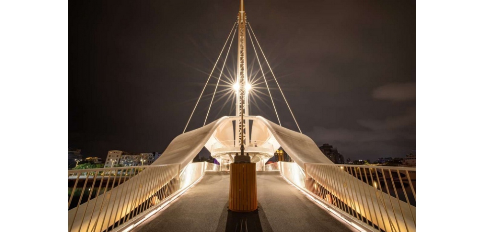 高雄港大港橋配合「大港橋光雕展演」活動，活動期間關閉大港橋燈光及暫停大港橋旋轉開合(圖)