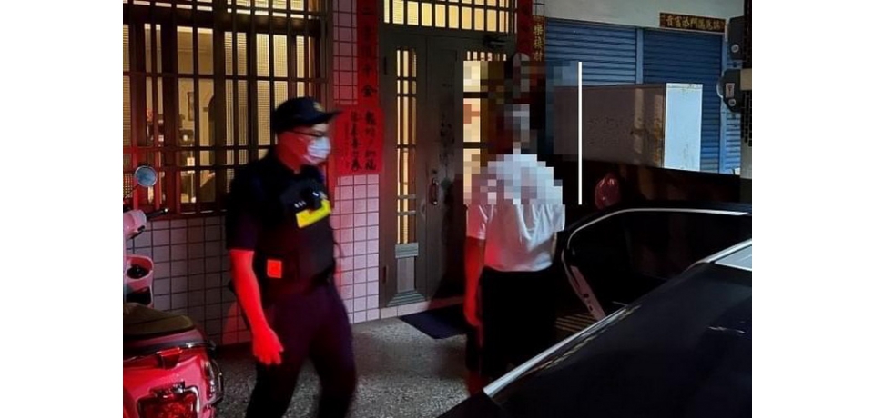 老翁駐足路邊長達5小時  草屯警憑胸牌助返家(圖)