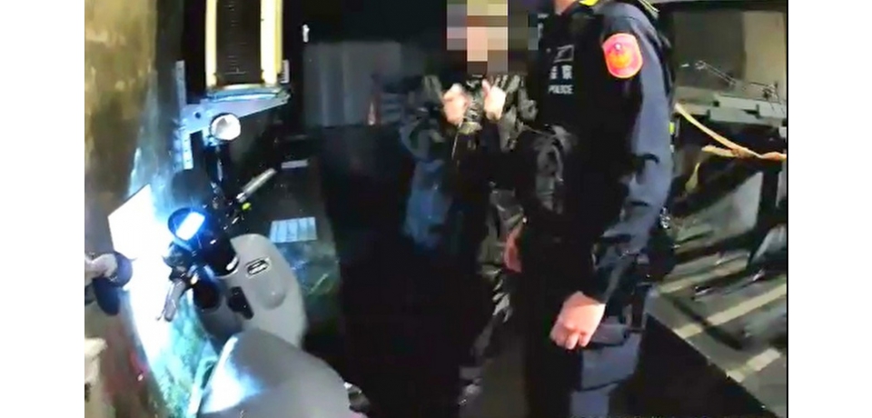 雨夜溫情！北市警助女子解鎖機車困境(圖)