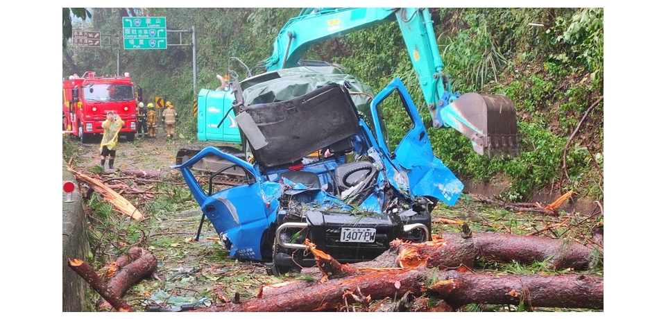 康芮颱風來襲　南投縣仁愛鄉台14甲一小貨車遭倒木壓砸造成一死一傷(圖)