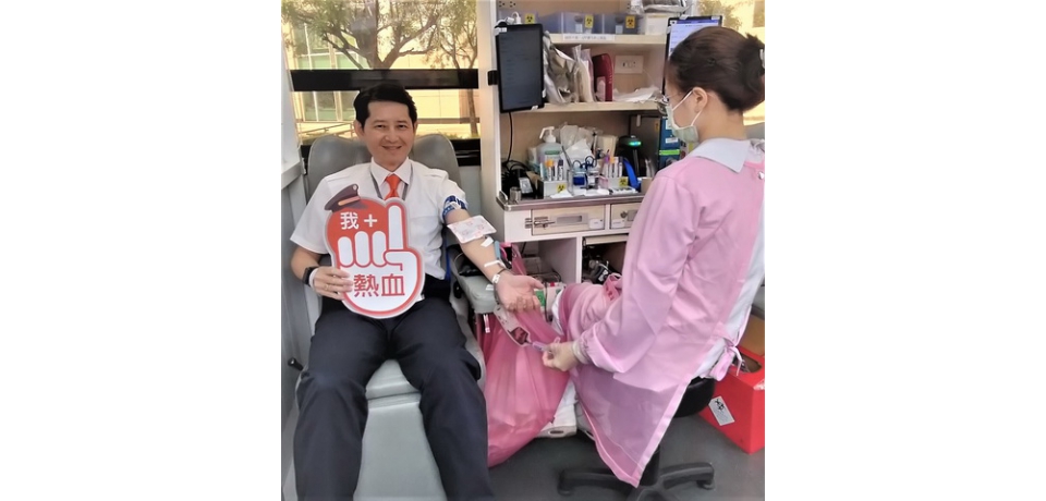 鐵左營站「寒冬送暖 捐血傳愛」　警民一同挽袖相挺   將愛傳遞(圖)