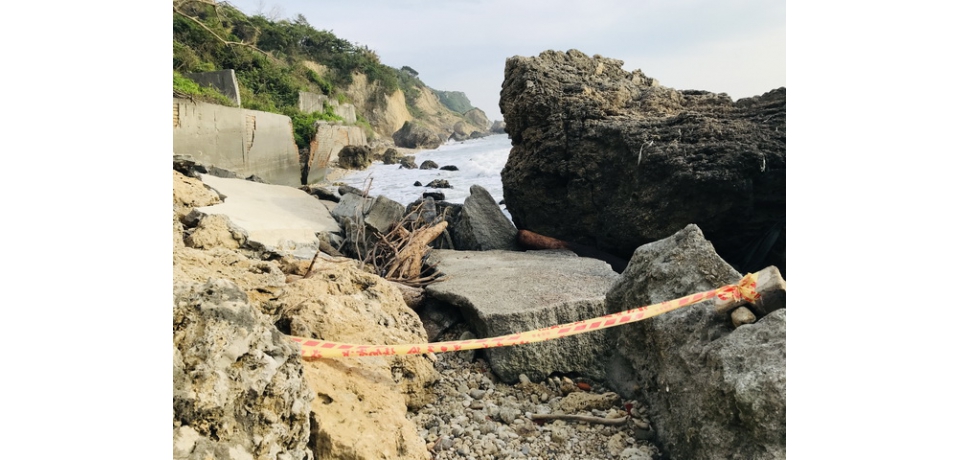 俗稱柴山阿朗壹的沿海小徑潛藏危機，自管處呼籲遊客暫傾斜擋土牆未改善前勿前往(圖)