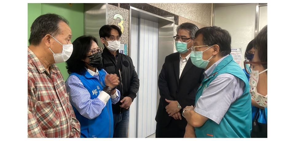 嘉義縣副縣長劉培東、苗栗縣副縣長邱俐俐慰問棧道斷裂事故傷亡者及家屬(圖)