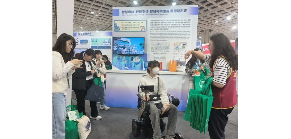 高醫岡山醫院智能科技加持 智慧輪椅、器械運輸機器人 醫療科技展亮相(圖)