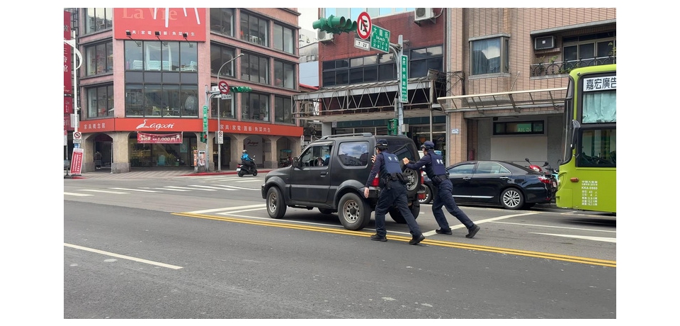 民眾車輛拋錨 北市保大警伸援手移置路旁(圖)