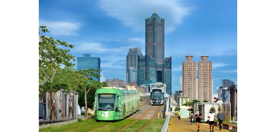 高雄輕軌成圓一週年榮獲五大獎 運量突破1200萬. AI科技智慧鐵道 打造高雄移動城市魅力地標(圖)