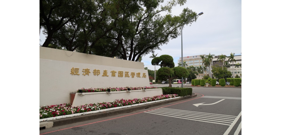 金蛇獻瑞迎新年 園管局揮毫送春聯(圖)