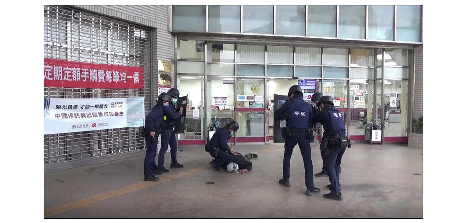 南投警分局結合臺灣銀行南投分行實施金融防搶演練　場面逼真(圖)