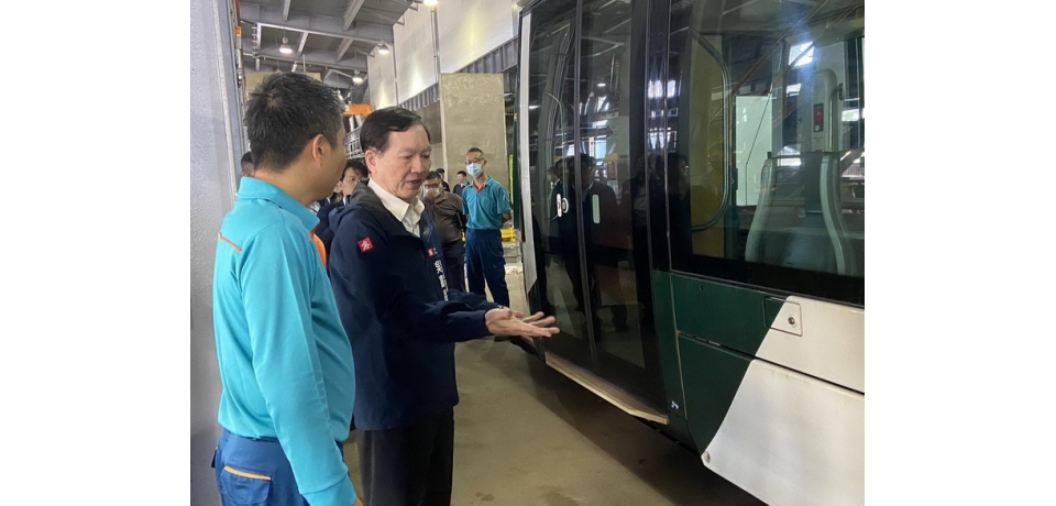 高雄輕軌累積運量邁向5000萬人次 捷運局長吳嘉昌春節前視察輕軌營運 春節疏運計畫啟動 班距最密8分鐘(圖)