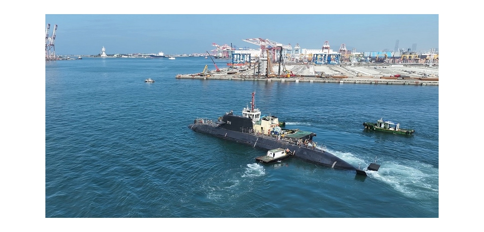 海鯤潛艦進行主機調校與繫泊測試(圖)