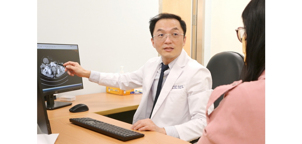 近八旬老翁下面「鼓一包」腹痛求醫 竟是罕見雙疝氣 高醫岡山醫院7小時精準腹腔鏡手術防堵保命(圖)