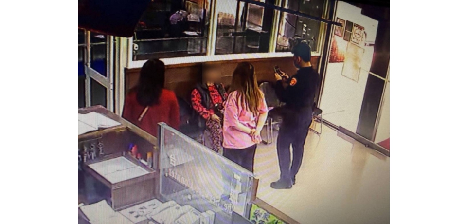 迷失老人無助呆坐店家內  埔里暖警熱心協助返家(圖)