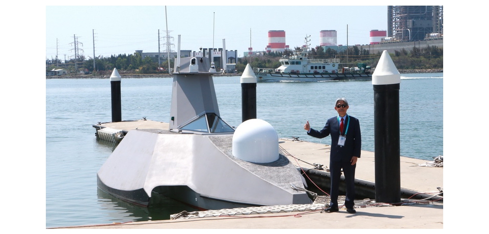 台船公司於高雄興達港展示自主研發無人船「魔鬼魚號」完全體現「不對稱作戰」、「以小搏大」專為臺海環境量身訂做的無人載具(圖)