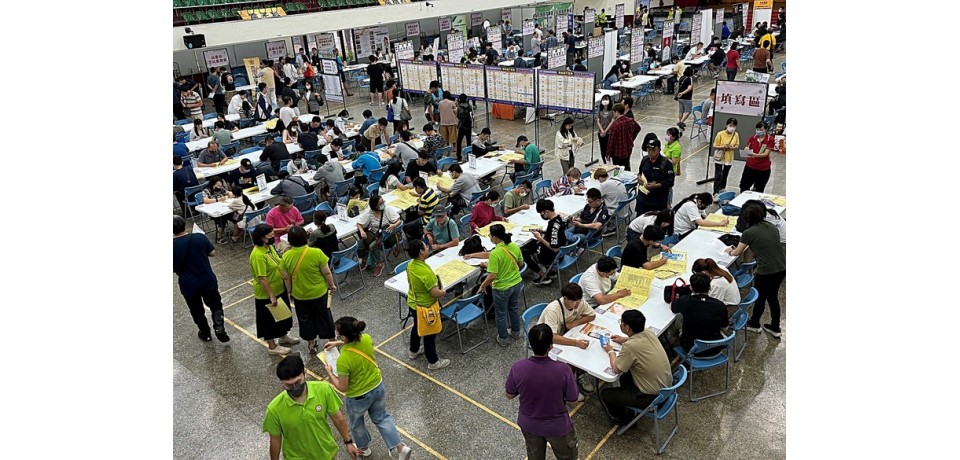 高雄市政府勞工局12日上午於龍華國中聯合徵才 33廠商徵求逾千職缺(圖)