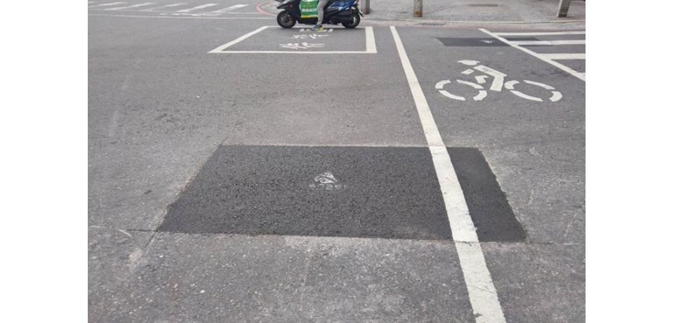 防路口轉彎處打滑  寬頻孔蓋下地(圖)