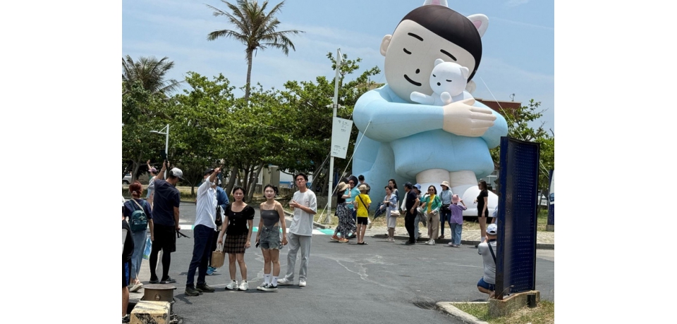 屏東海口港怪獸代班全員集合中 測試安裝 萌樣曝光 民眾嗨喊賺到(圖)
