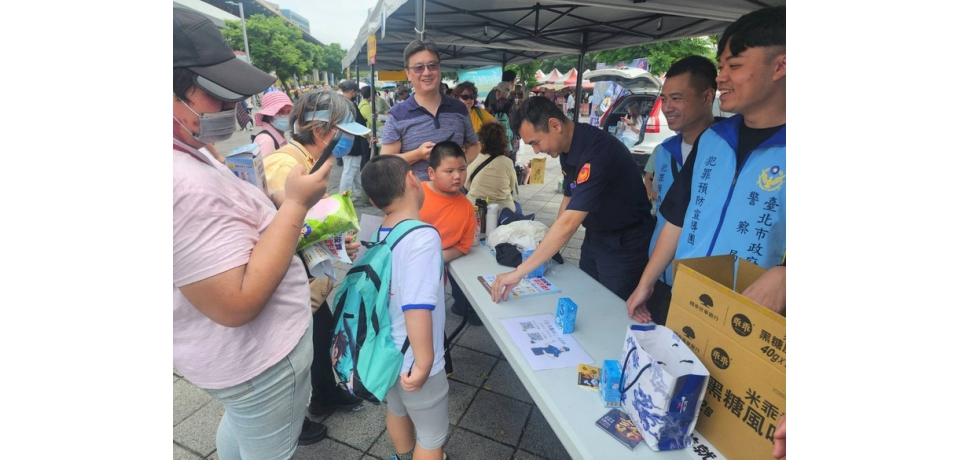 健走捐血也防詐！北市警圓山站設攤人氣旺(圖)