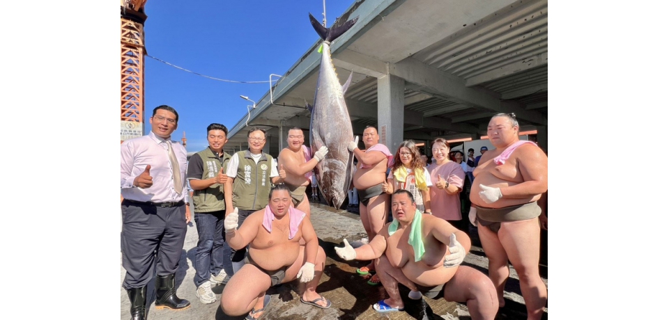 屏東黑鮪魚季迎來日本相撲挑戰扛黑鮪魚試煉 雙方組隊PK嗨翻魚市場(圖)