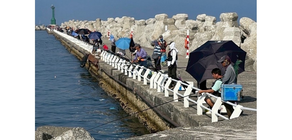 臺灣港務公司延長高雄港第一港口北防波堤開放垂釣區範圍，釣客反應熱絡、漁獲滿滿(圖)