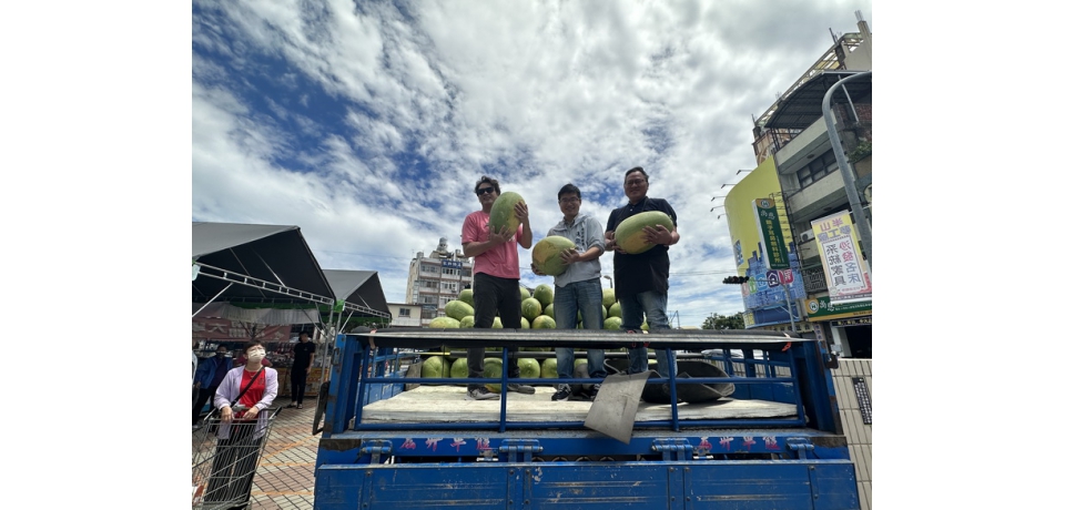 吃西瓜挺在地　南投縣府偕家樂福限時開賣花蓮大西瓜(圖)