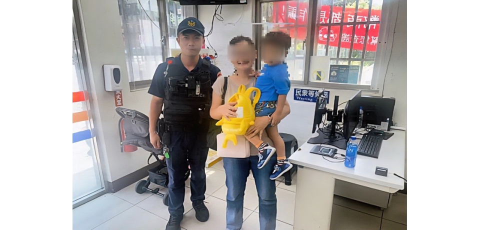 旅客背包遺落在計程車上　台北市大同警熱心警調閱監視器尋獲(圖)