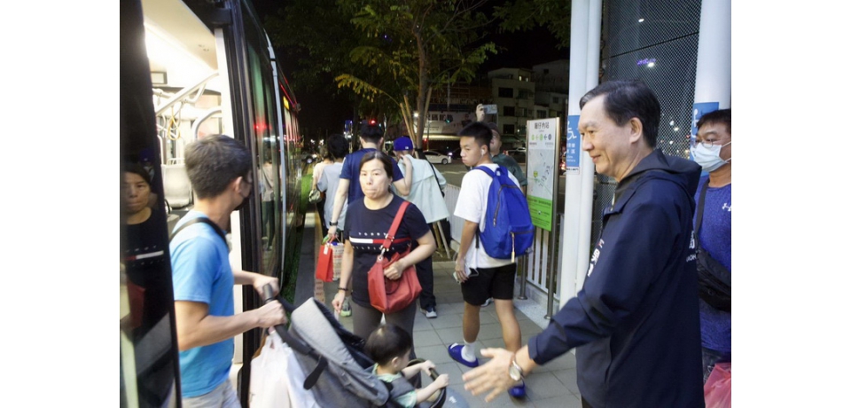 高雄輕軌延長末班車營運時間 首晚順利上路(圖)