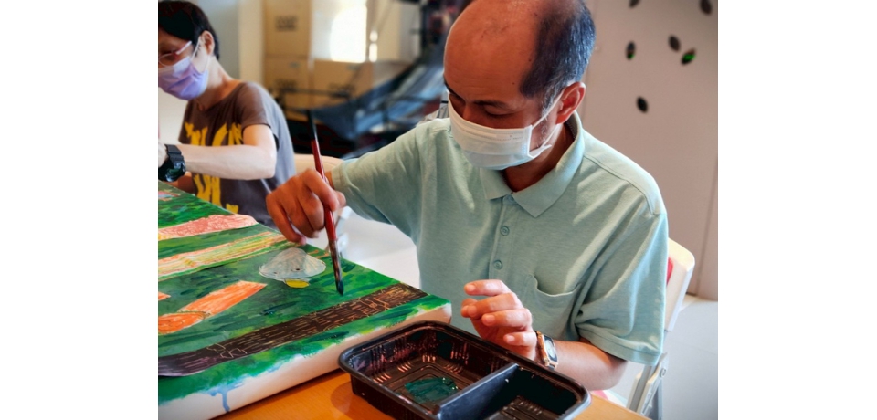 憨兒畫出心中的偶像爸爸 藝術療育助孩子表達情感(圖)