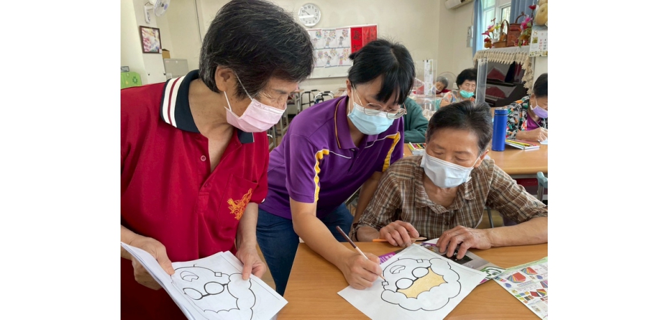 衛生福利部草屯療養院附設北勢里日照中心愛在七夕 讓愛與陪伴在畫布上延續(圖)
