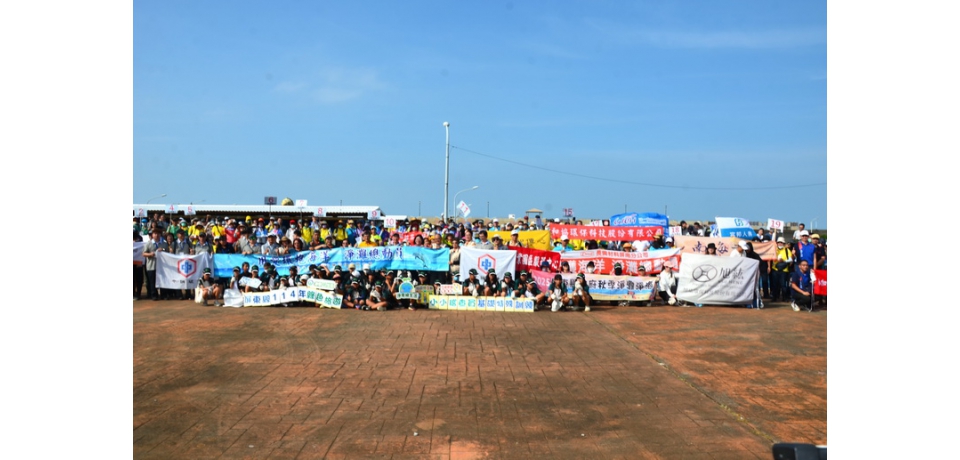 中碳公司攜手10家愛心企業 到枋寮漁港海邊淨灘做公益 企業表率獲好評(圖)