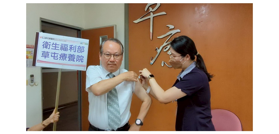 預防流感、新冠 草屯療養院院長丁碩彥「左流右新」 帶領團隊築起健康防護網提升保護力(圖)