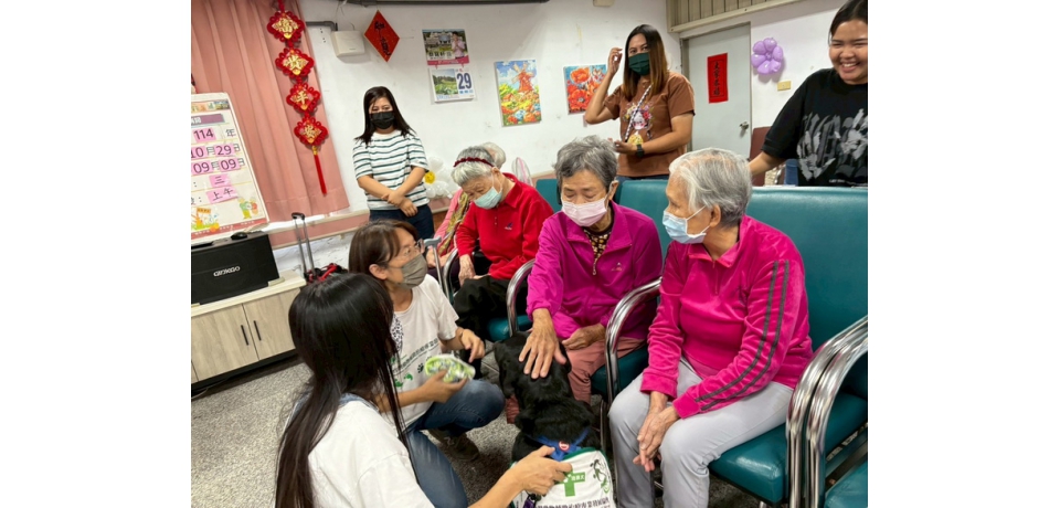 重陽送暖 草屯療養院結合音樂與動物輔助療法陪伴長輩(圖)