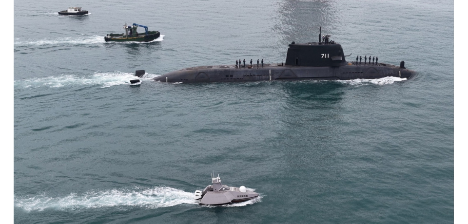 台船：「海鯤軍艦」浮航海試後入塢調校整備(圖)