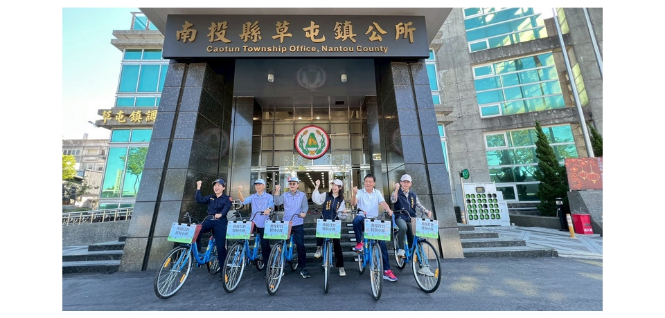 清風騎行穿梭街巷 草屯鎮公所攜手草屯警分局啟動反詐風潮　鎮長簡賜勝：品格教育從小做起拒當詐騙世代(圖)