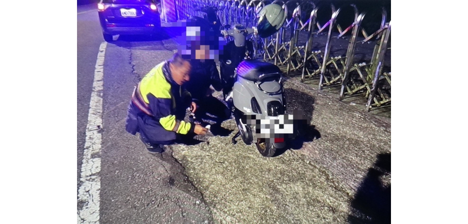 夜遊機車故障陷困境　斗南警協助排除障礙(圖)
