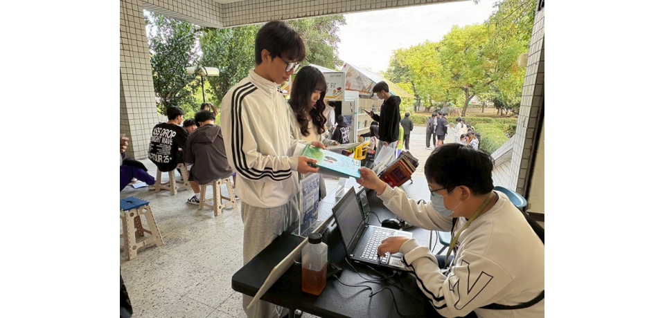 書香跨界！高市圖小港分館英語書車駛入小港高中 打造「雙語×SEL×社會創新」沉浸式閱讀課堂(圖)