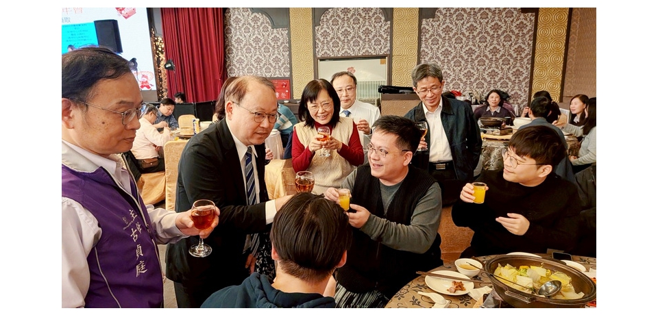 草屯療養院望年會熱鬧登場　百份大獎抽不停　中獎神曲《花木蘭》成應援曲　同仁齊唱祈福增添抽獎歡笑(圖)