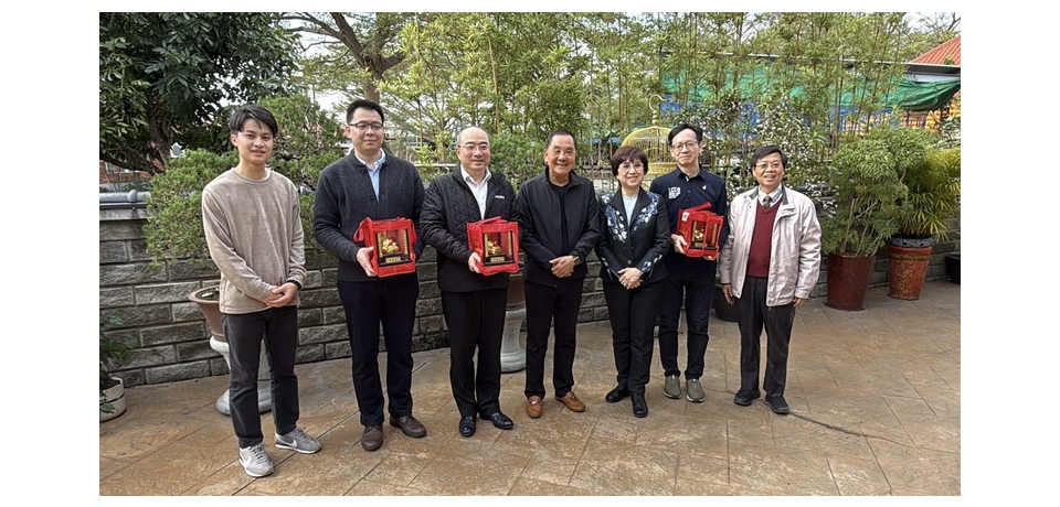 鴻海集團前總財務長黃秋蓮帶領鴻海旗下事業群重要幹部到竹山紫南宮參拜(圖)