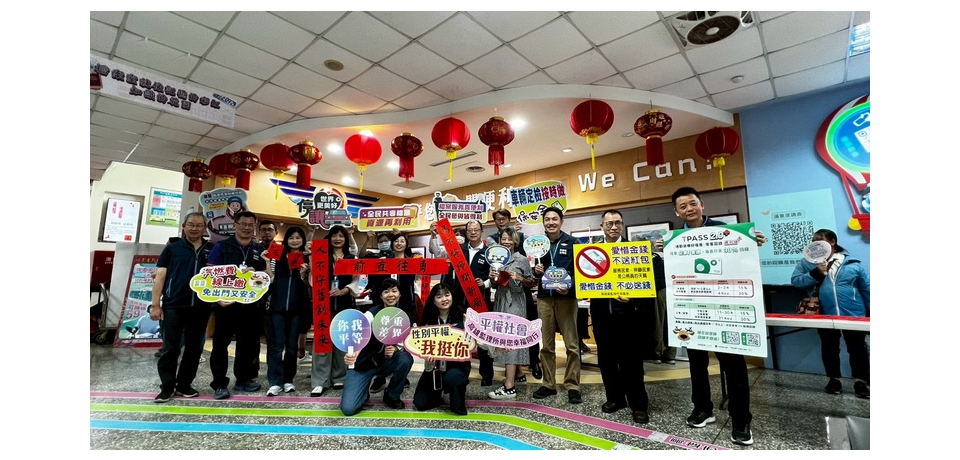 高雄區監理所「金馬獻瑞◆福滿新春」贈送春聯及紅包袋活動 民眾熱情參與 現場溫馨歡樂(圖)