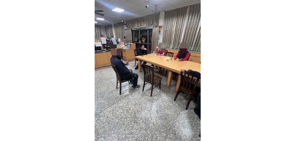 老翁恍神獨坐廟旁　斗南警助其返家(圖)