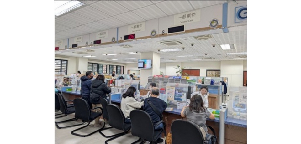 法度之中有暖光　鐵漢柔情助外僑度難關(圖)