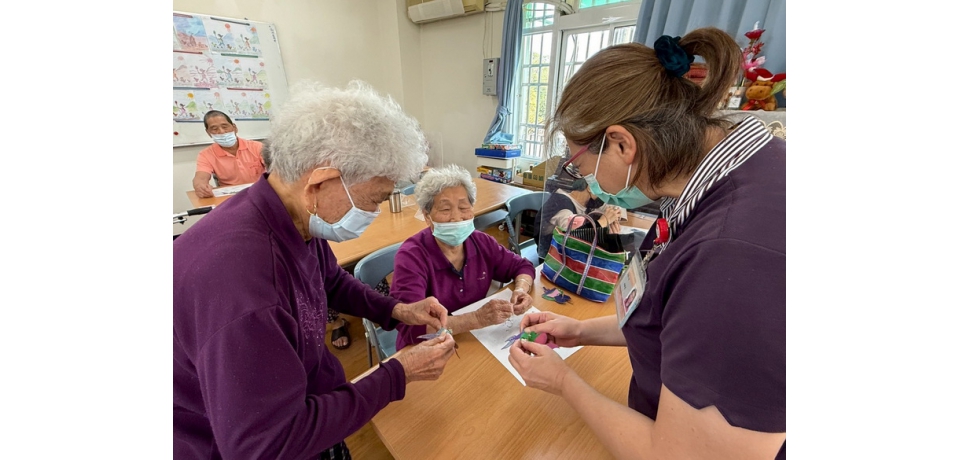 作鑰匙圈縫出彩色銀髮生活 草屯療養院附設南投縣公立社區長照機構長輩變身「皮革職人」(圖)