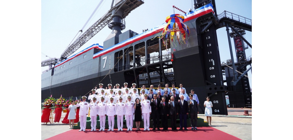 台船公司承造海軍新建浮塢下水(圖)