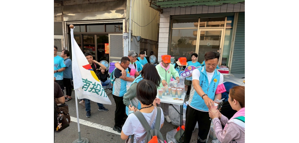 白沙屯媽祖進香 引動「南投力量」縣長許淑華上香為縣民祈福 市長張嘉哲與夫人備物資結緣 市代表會副主席張秦瑞誠信而走(圖)