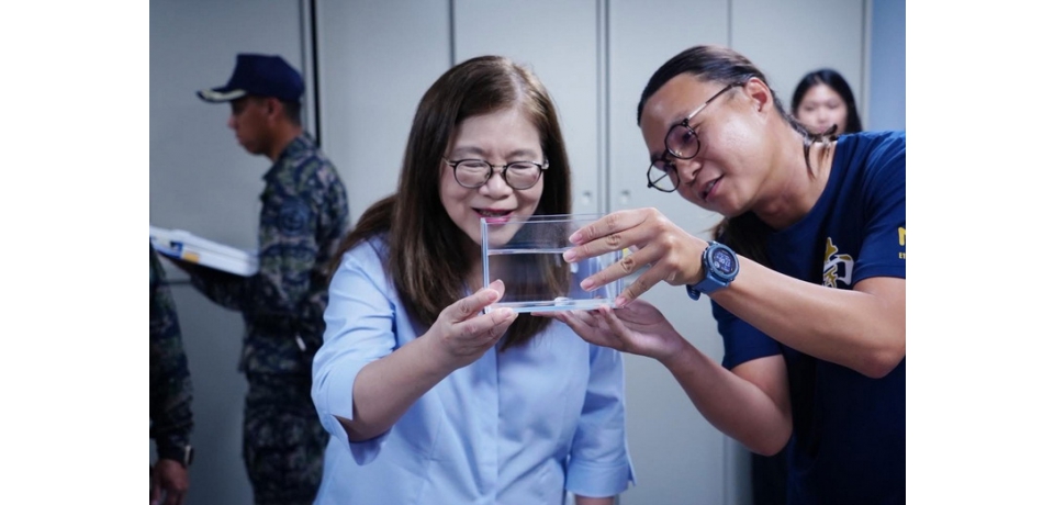 在世界地球日 管碧玲在太平島看見了海龜正準備產卵。(圖)