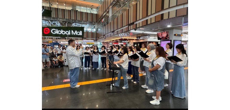 歌聲溫暖臺鐵新左營站「高雄室內金色女聲合唱團」母親節快閃獻祝福(圖)